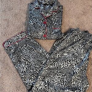 Bay Studio Women’s 2 Piece PJ Set with Long sleeve and Pants

Size L